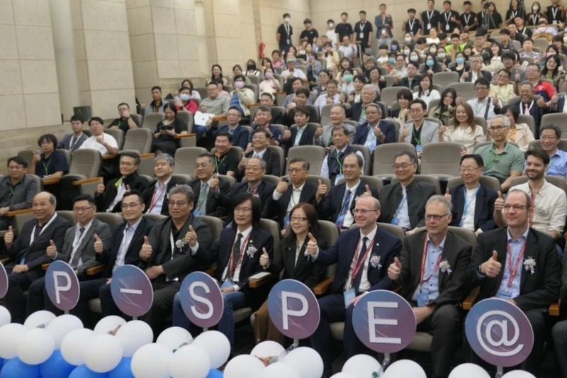 以世界為教室 以初心為志業